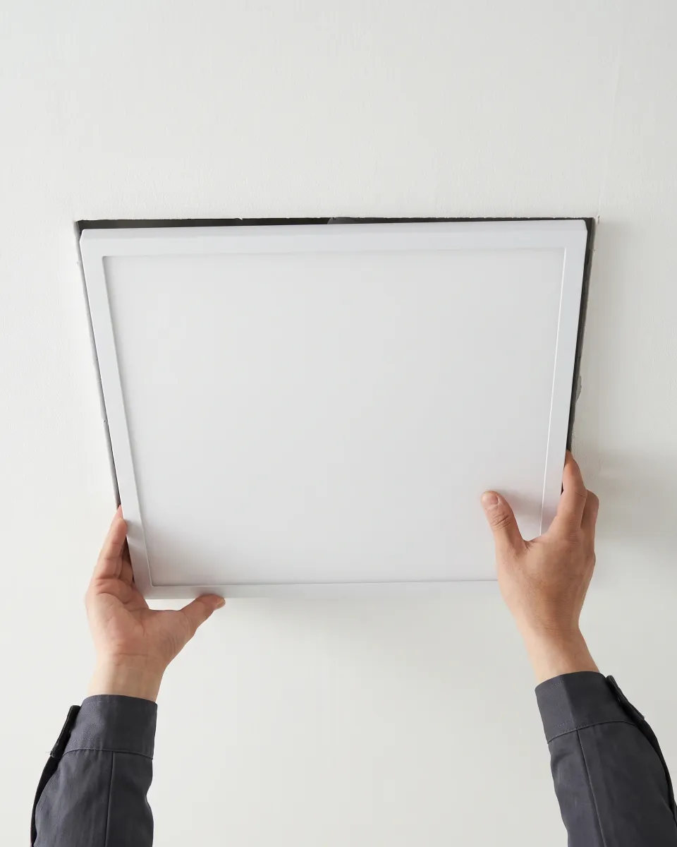 천장에 LED 평판등을 끼우는 손